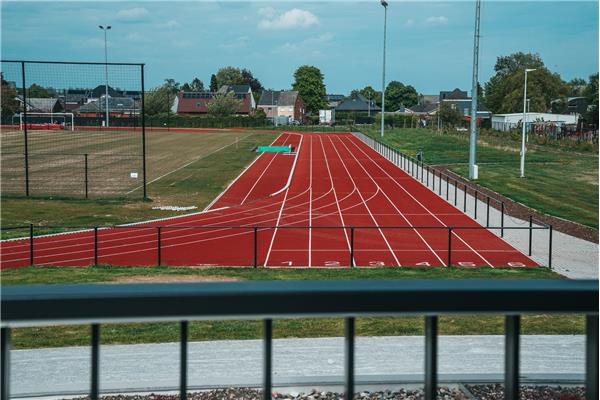 Aanleg sportpark met kunstgras voetbalveld, atletiekpiste, Finse piste en omgevingswerken - Sportinfrabouw NV